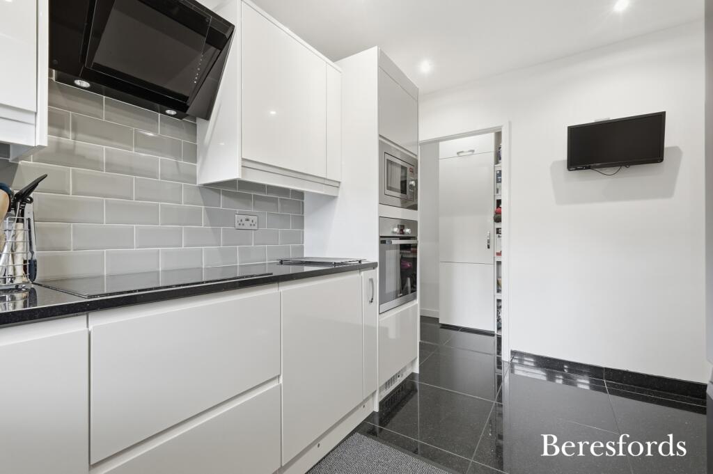 House in Brentwood, Hutton Mount - View 3