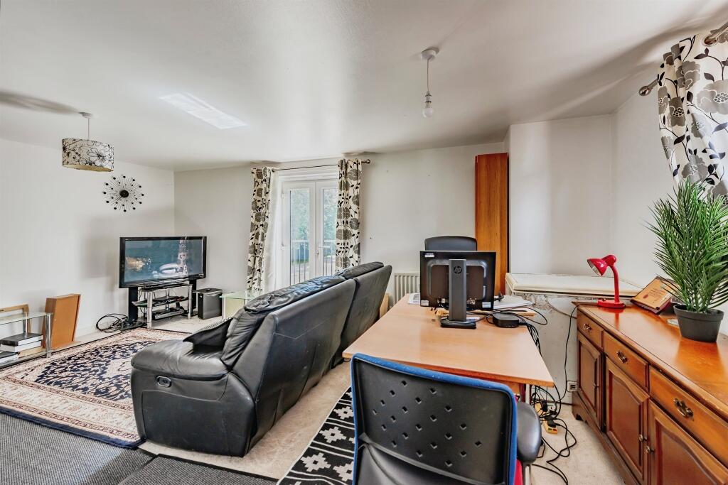 Apartment in Reigate and Banstead, Surrey - View 3