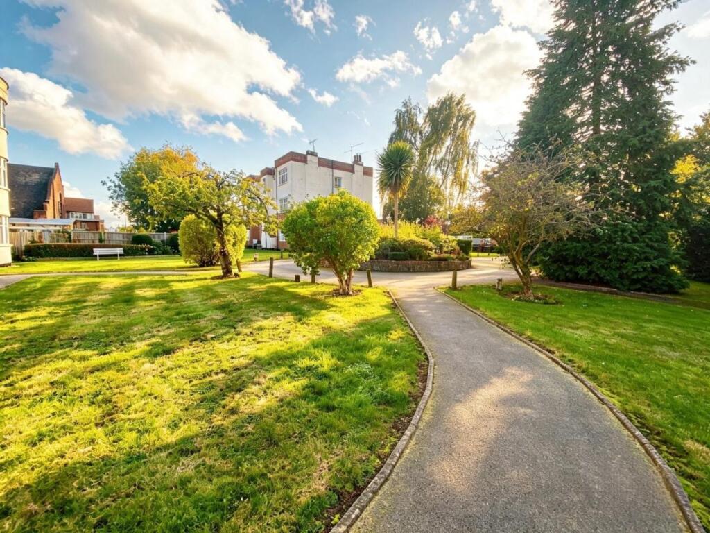 Apartment in Upminster, Upminster Bridge - View 2
