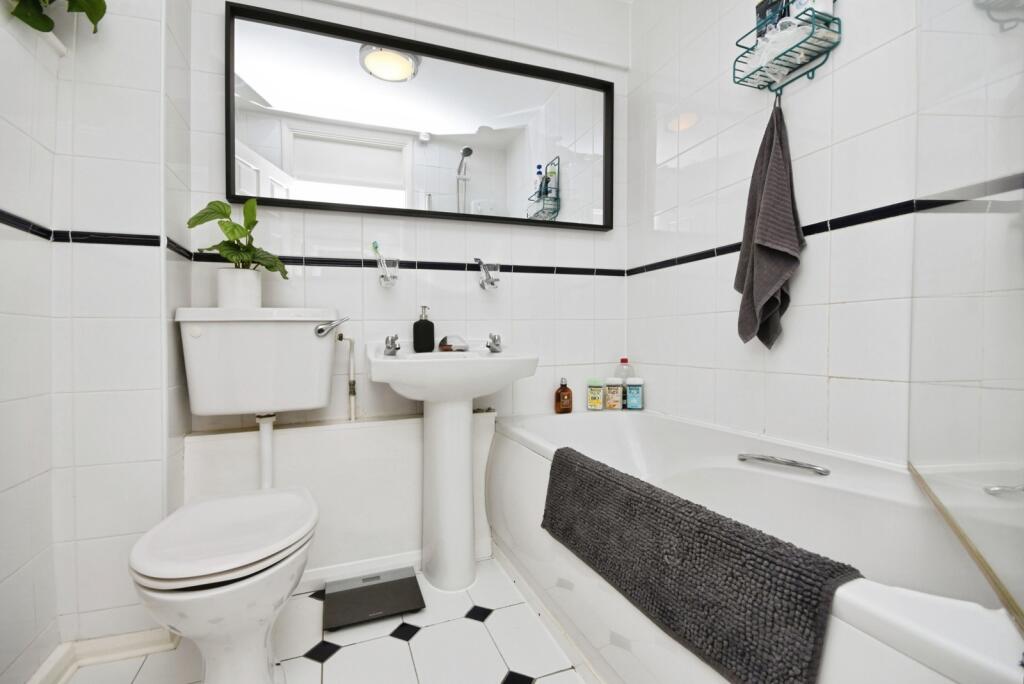 Apartment in Chelmsford, Great Baddow - View 5