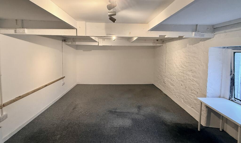 Quiet spacious second floor space, 450 sqft
