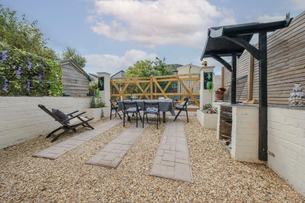 5 bedroom semi-detached house for rent