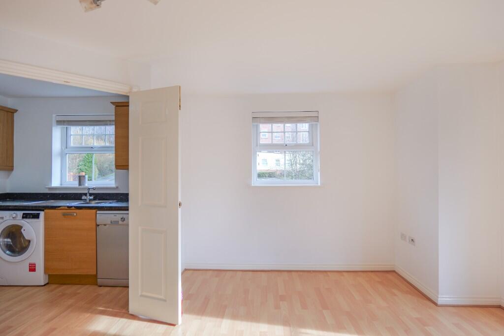 Stonemere Drive, M26 photo 3