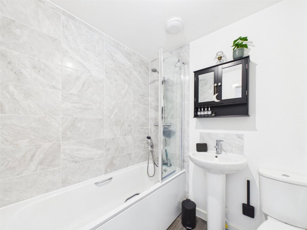 House in Tewkesbury, Brockworth - More