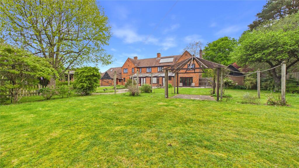 Gracious Pond Road, Chobham, Woking, Surrey, GU24 photo 2