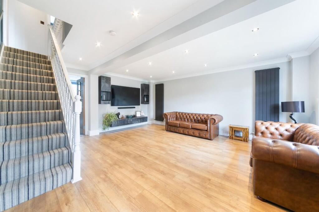 Hollymoor Lane, Epsom, KT19 photo 4