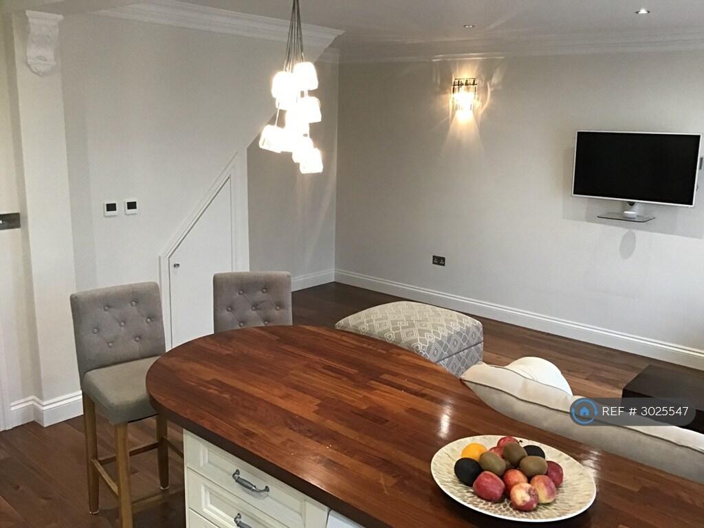 House in Bromley - More