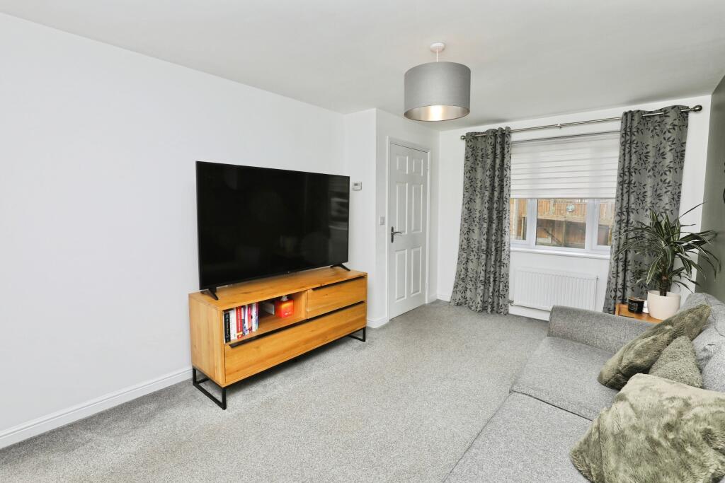Courtfield Drive, Skelmersdale, WN8 photo 3