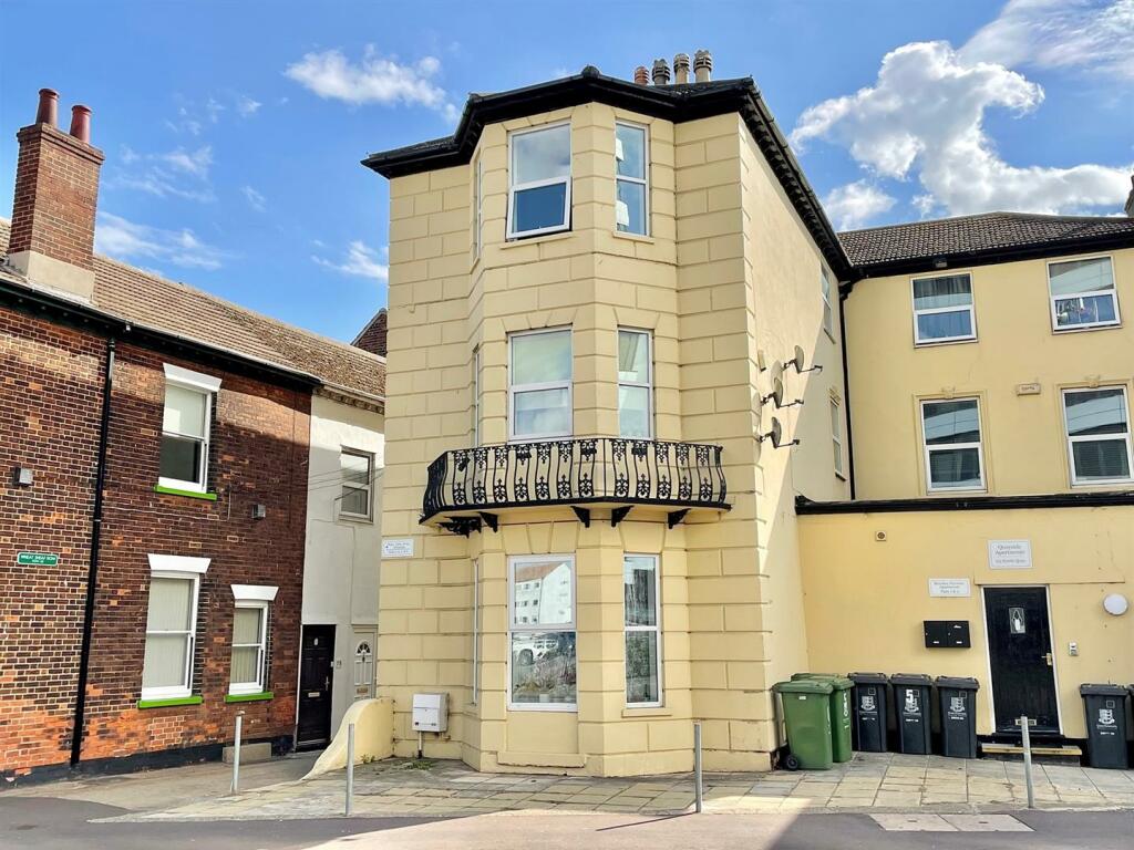 2-bed flat on Great Yarmouth, £76,000