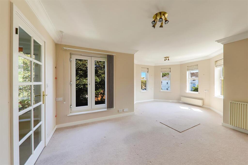 Apartment in Worthing, West Sussex - View 2