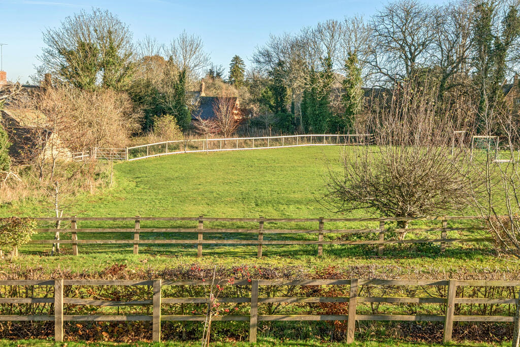 Henge Close, Adderbury, OX17 photo 2