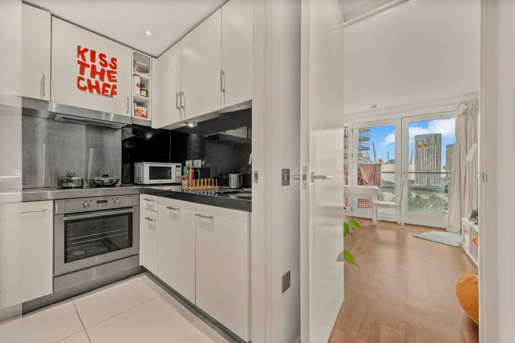 Apartment in London, Blackwall - More