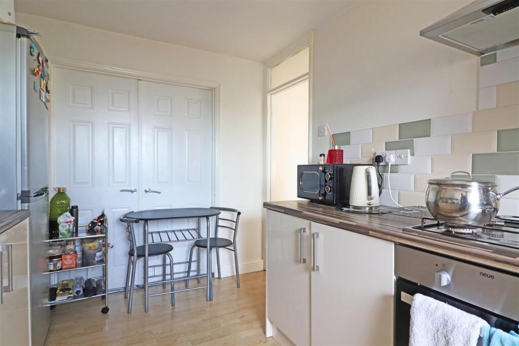 Apartment in Redhill, Reffles Bridge, Earlswood - View 4