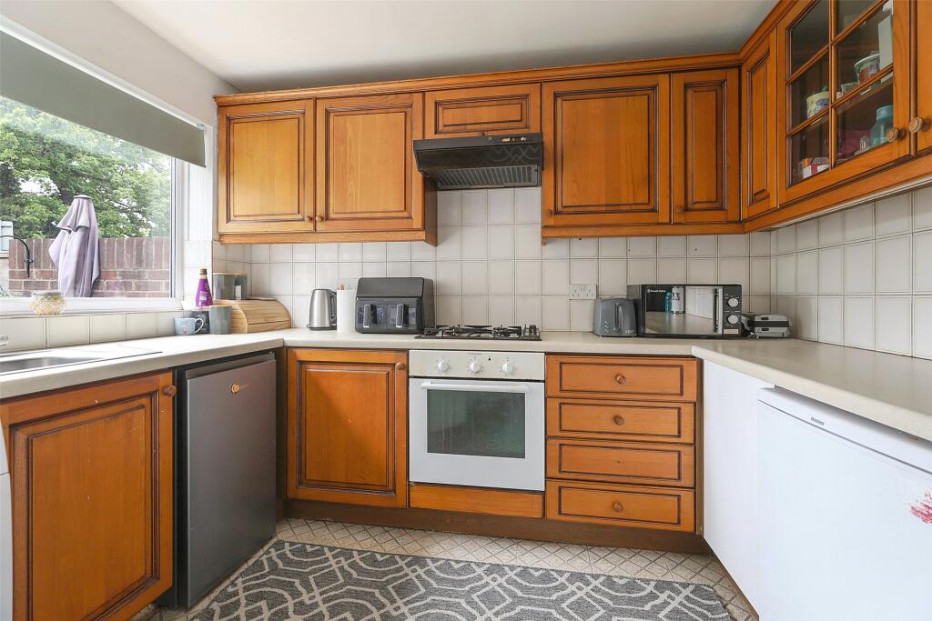 Oaks Close, Leatherhead, Surrey, KT22 photo 4