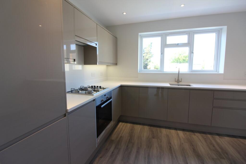 Apartment in Elmbridge, Molesey - View 3