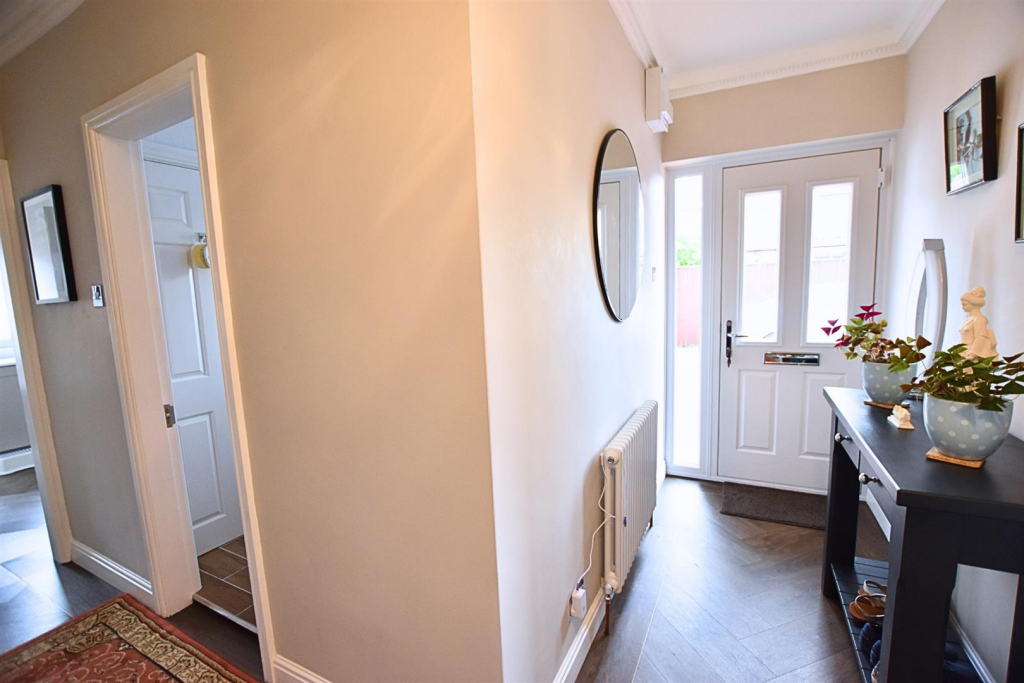 Woodhall Drive, Waltham, Grimsby photo 4
