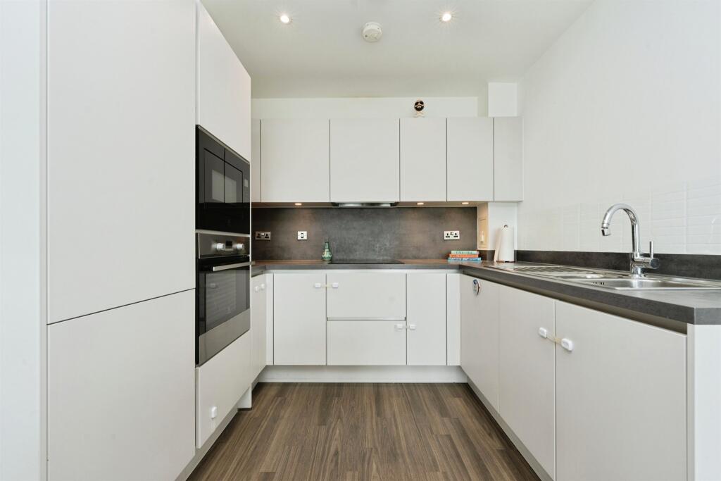 Apartment in Watford - More