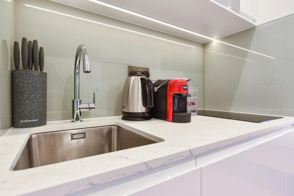 Apartment in London, Paddington - More