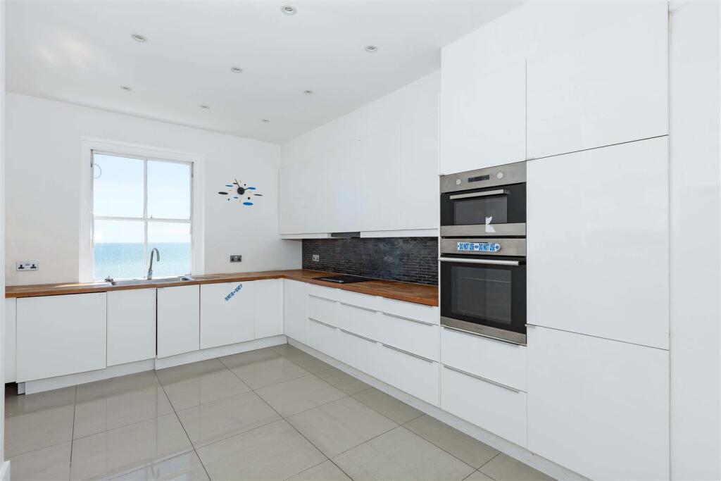 Apartment in Worthing, West Sussex - View 2