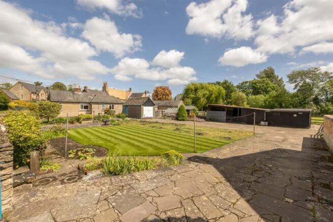 Bungalow with stables, garage