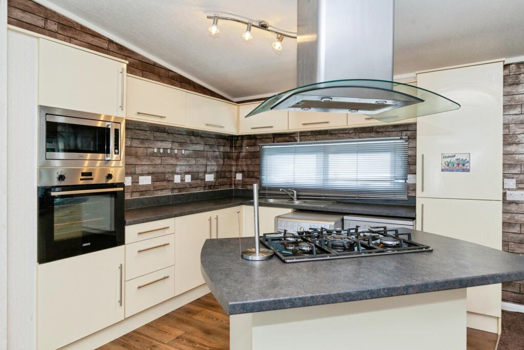 Brownfield Gardens, Maidenhead, Berkshire, SL6 photo 2