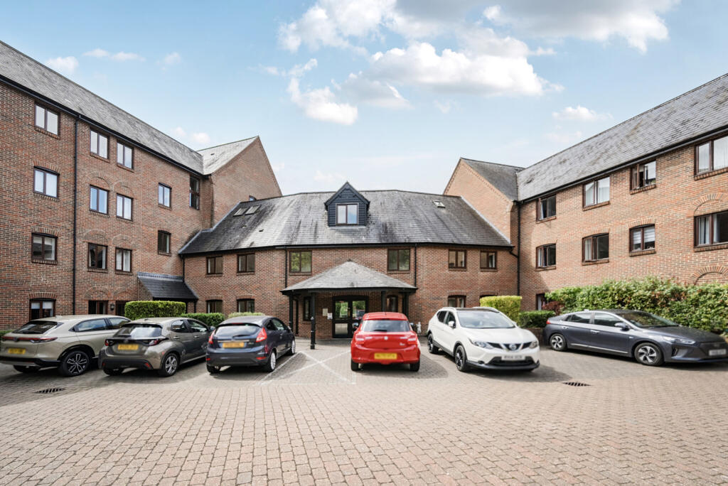 Main image of property: Silk Lane, Twyford, Reading, Berkshire, RG10