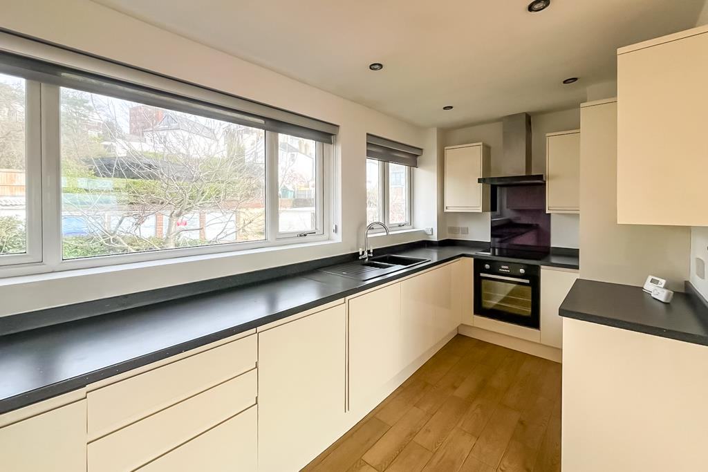 Apartment in Southend-on-Sea - More