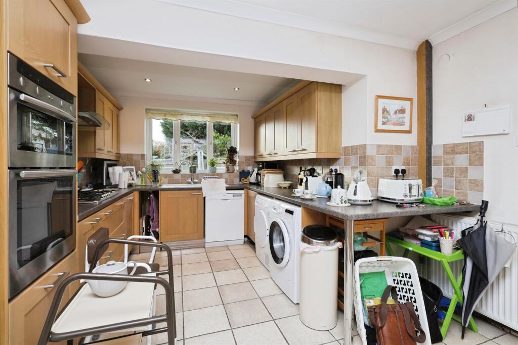 Lodge Avenue, Eastbourne photo 5