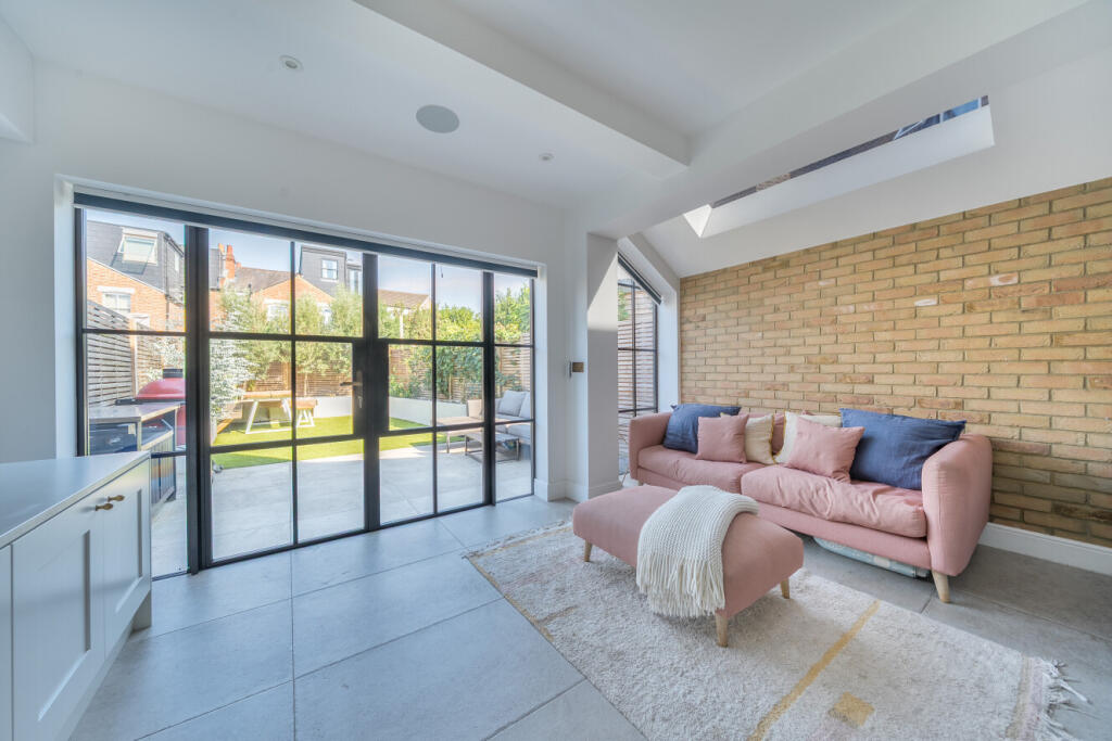 House in London - View 2