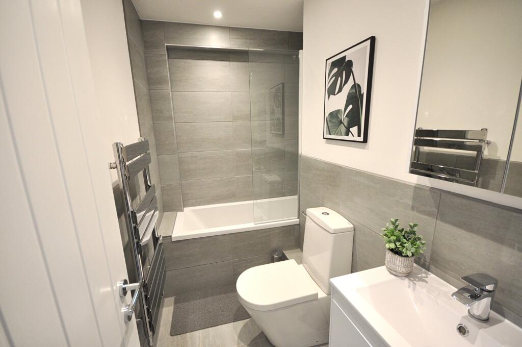 House in London, Bromley Park, Plaistow - More