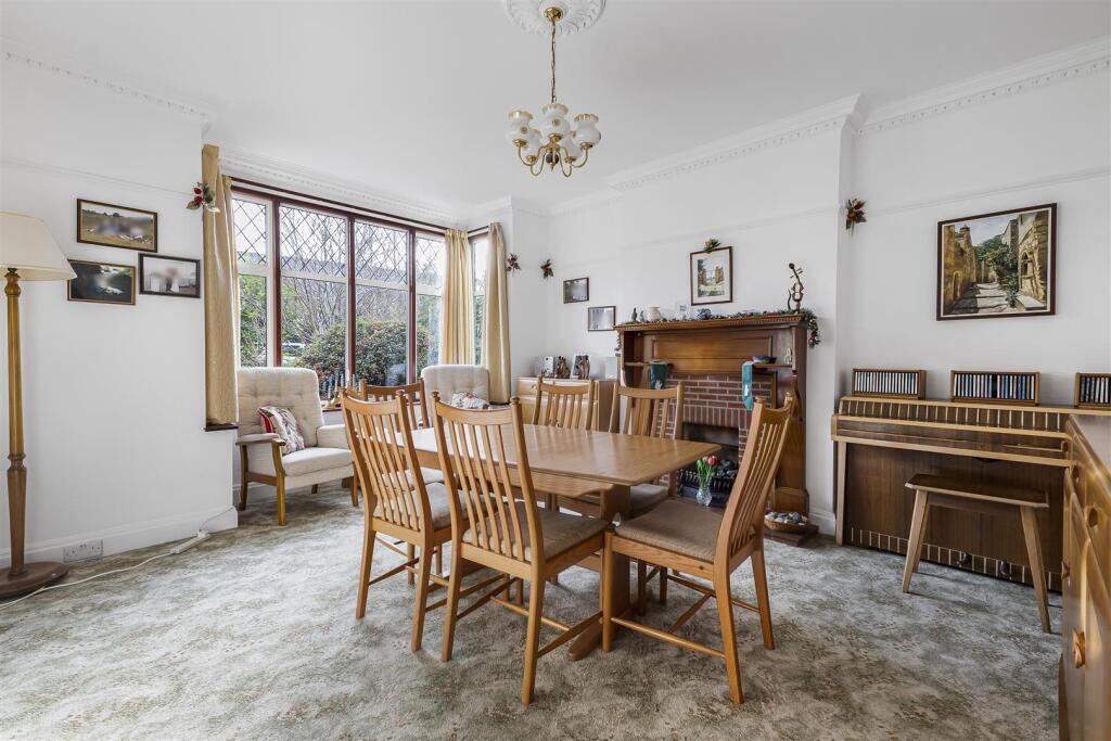 House in London, Hurst, Albany Park - More