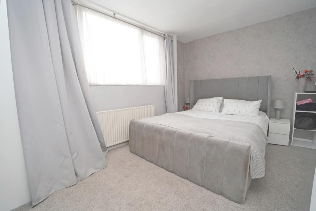 Folly Crescent, Highworth, SN6 7JW - More