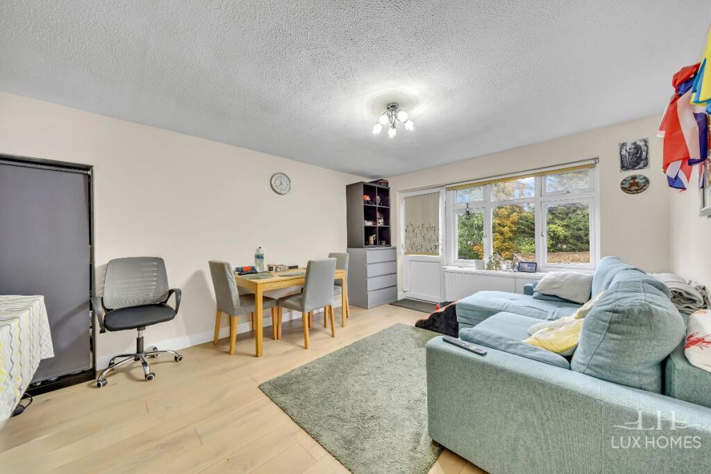 Apartment in Romford - More