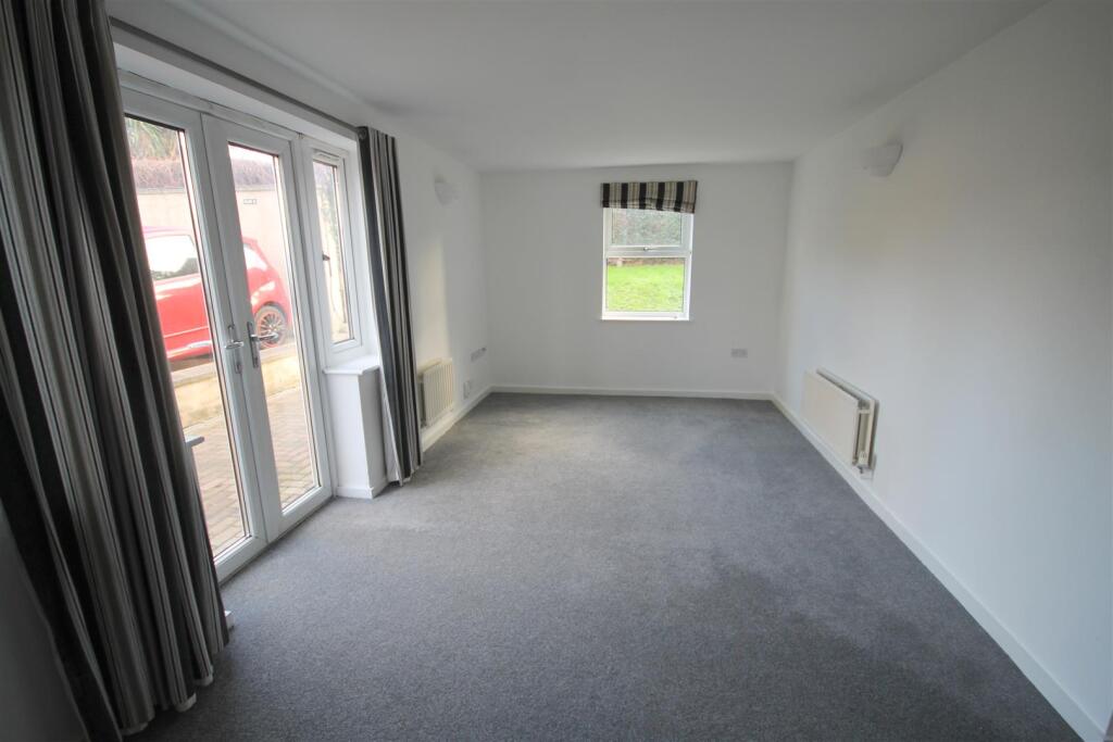 Apartment in Bristol, St George - View 3