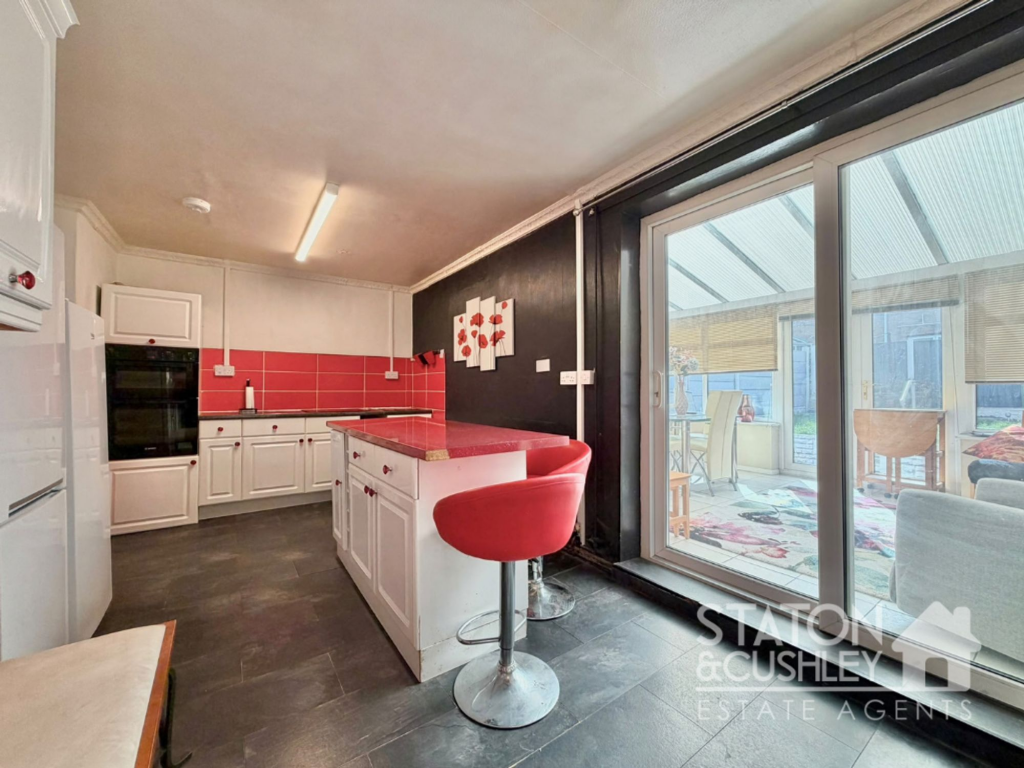 House in Mansfield, Forest Town - More