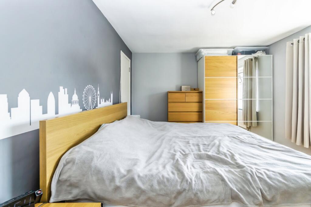 Apartment in Croydon - More