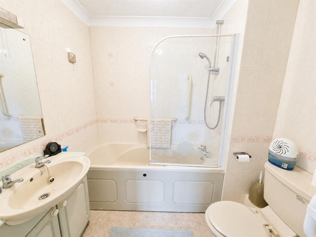Canberra Court, Alverstoke, Gosport photo 4