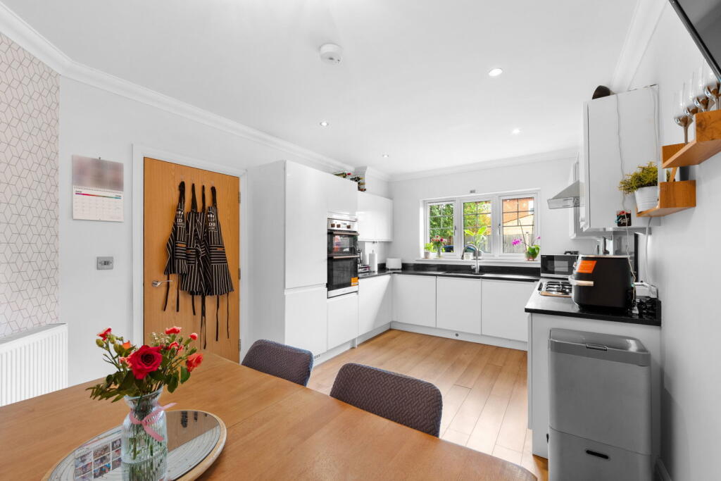 Oak Tree Close, West Ewell, Epsom, KT19 9FG photo 3
