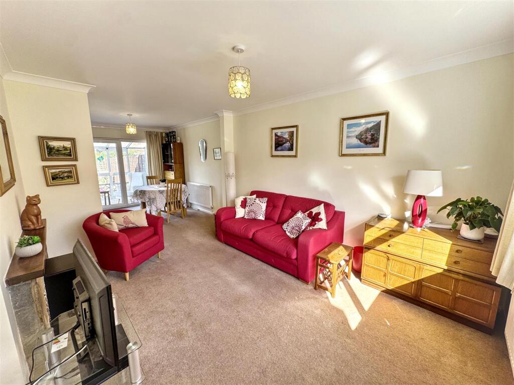 Bramley Crescent, Sonning Common photo 3