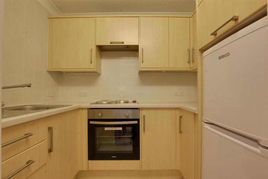Homewillow Close, London photo 3