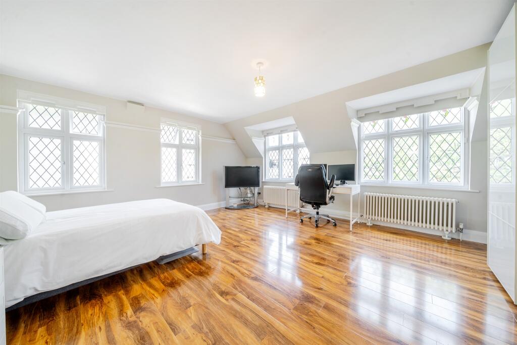 House in Brentford, Spring Grove - More