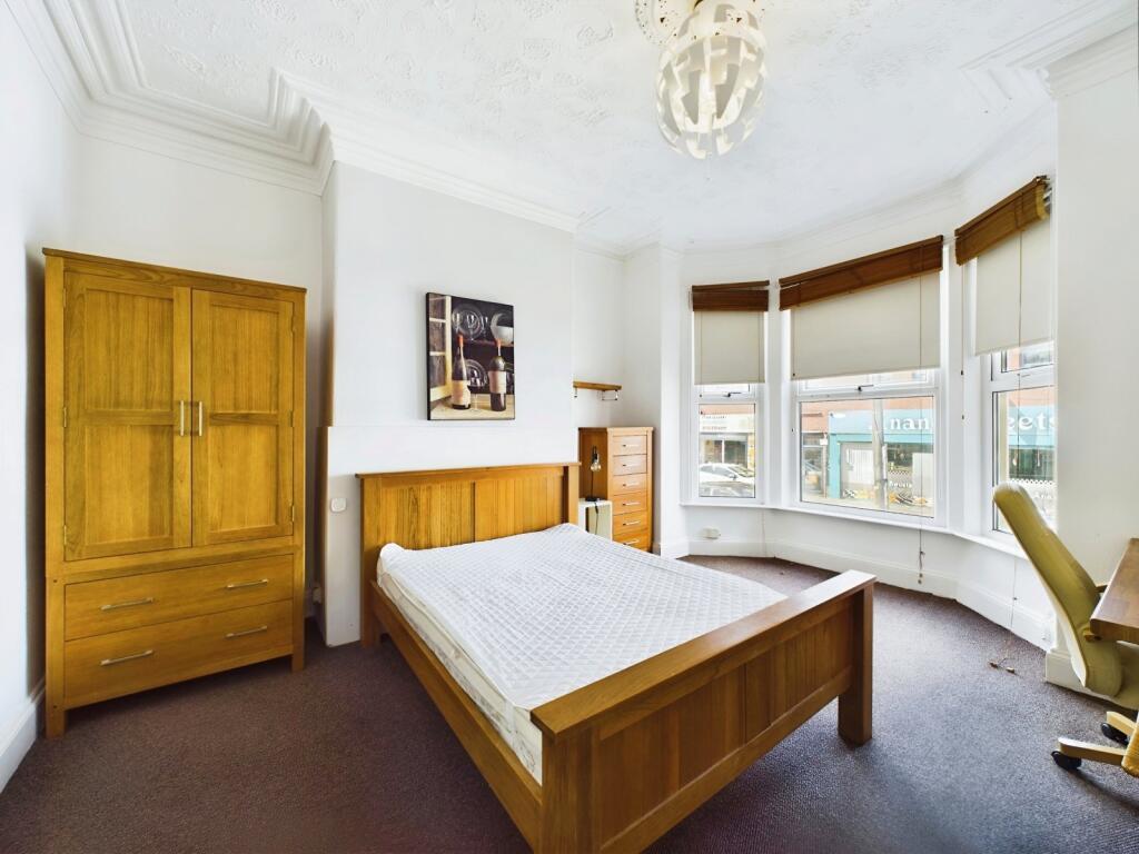 House in Leeds, Hyde Park - More