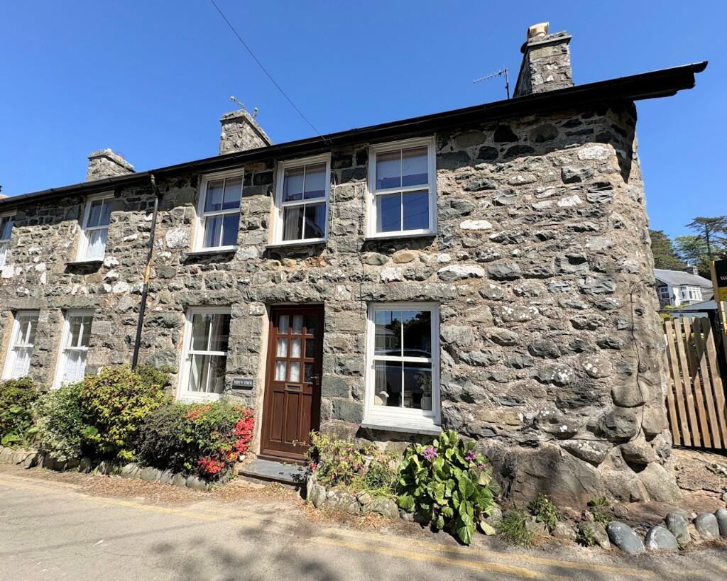 Main image of property: Min Y Dwr Llwyngwril, Gwynedd, LL37 2UZ