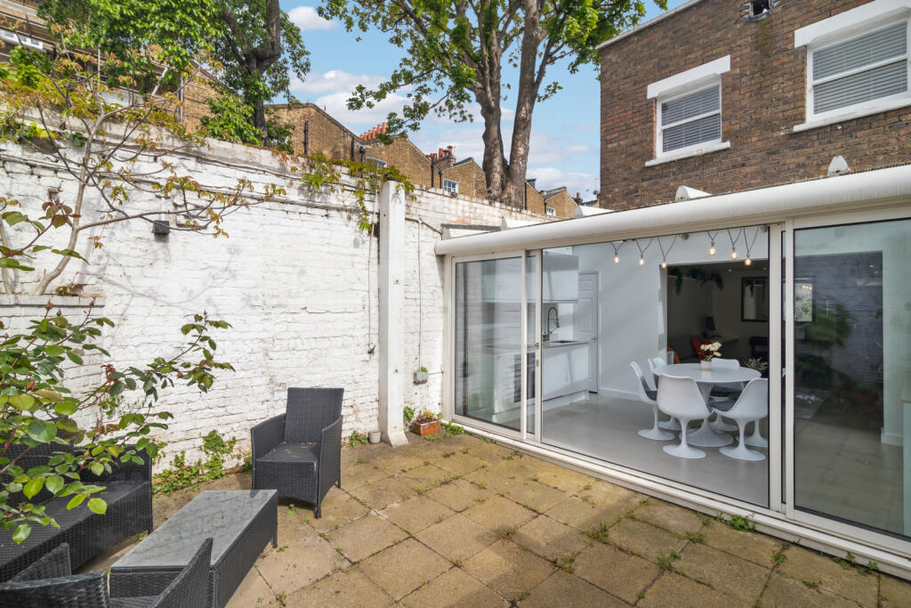 3 bedroom end of terrace house for rent