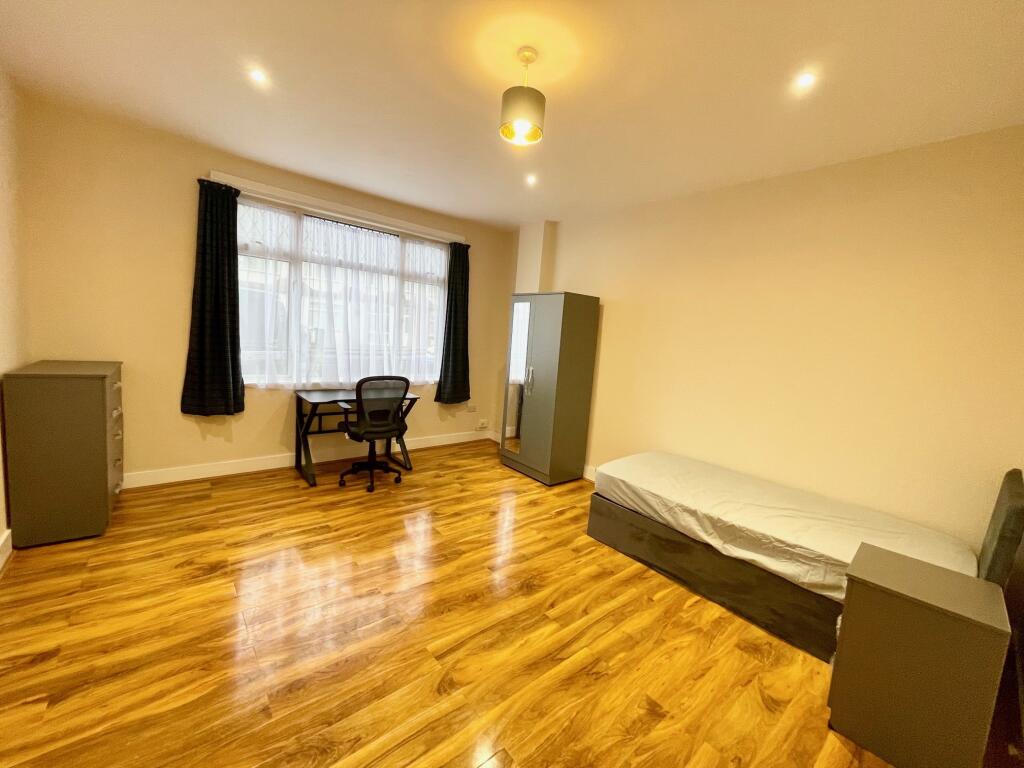 Main image of property: Princes Avenue N13