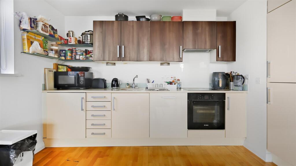 Apartment in London, Silver Wharf, Poplar - View 2