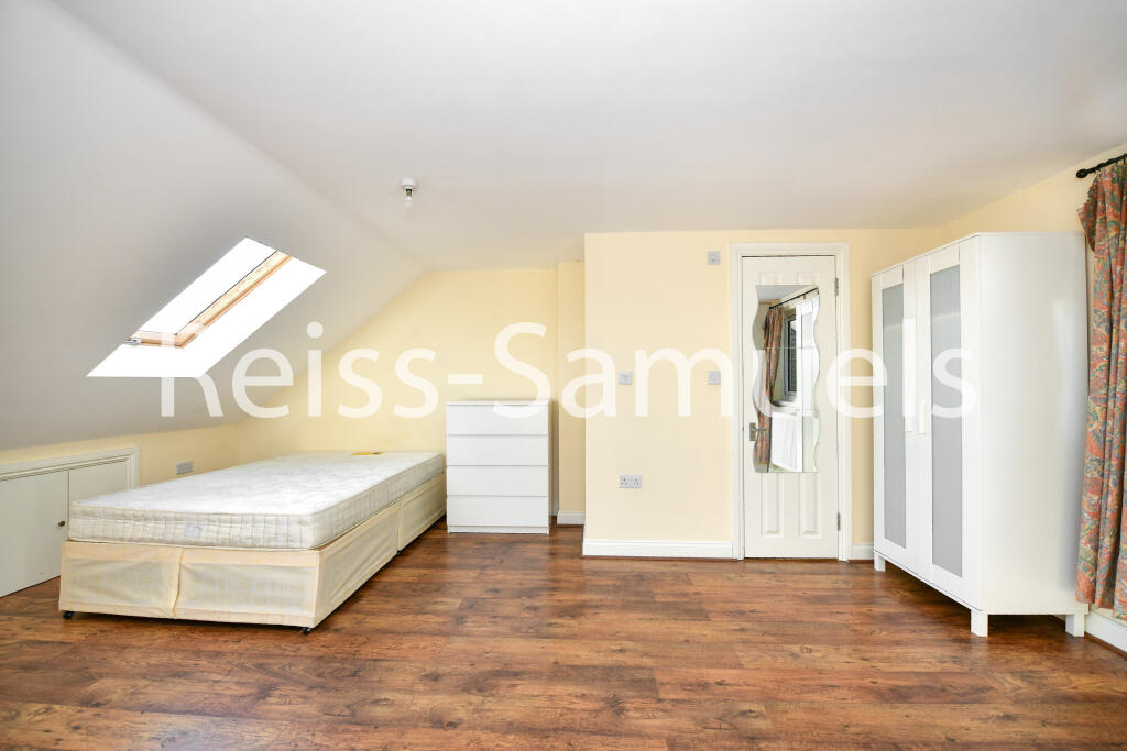 6 bedroom semi-detached house for rent