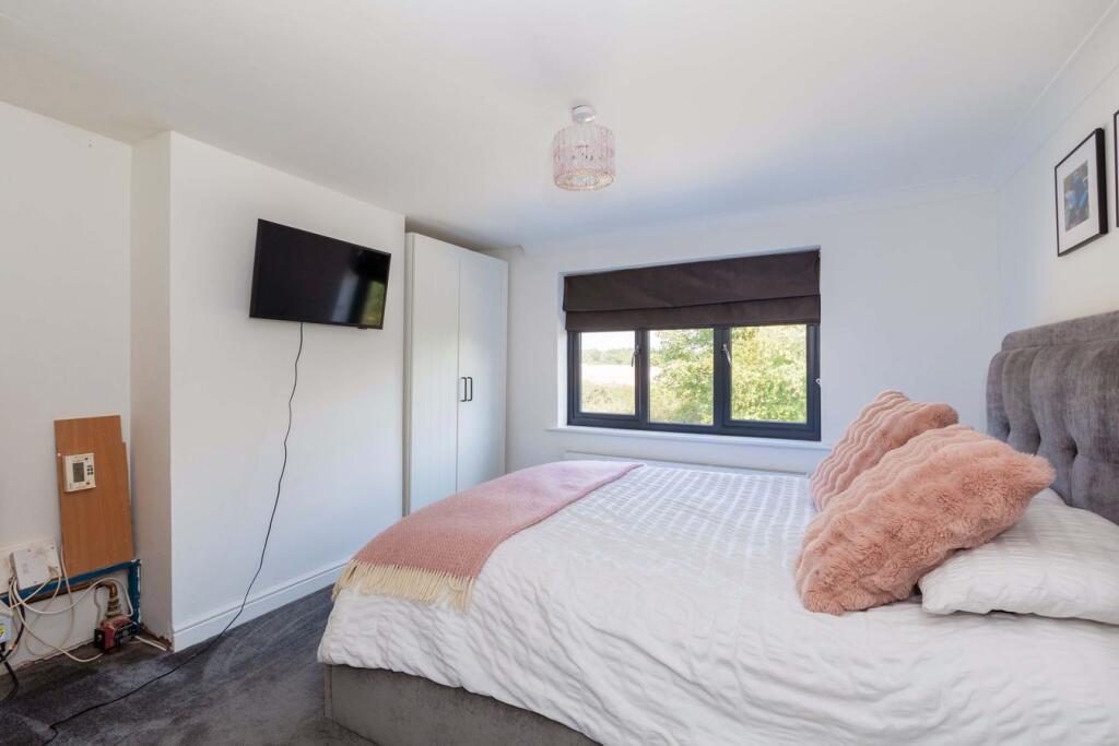 House in Slough, Cox Green - More