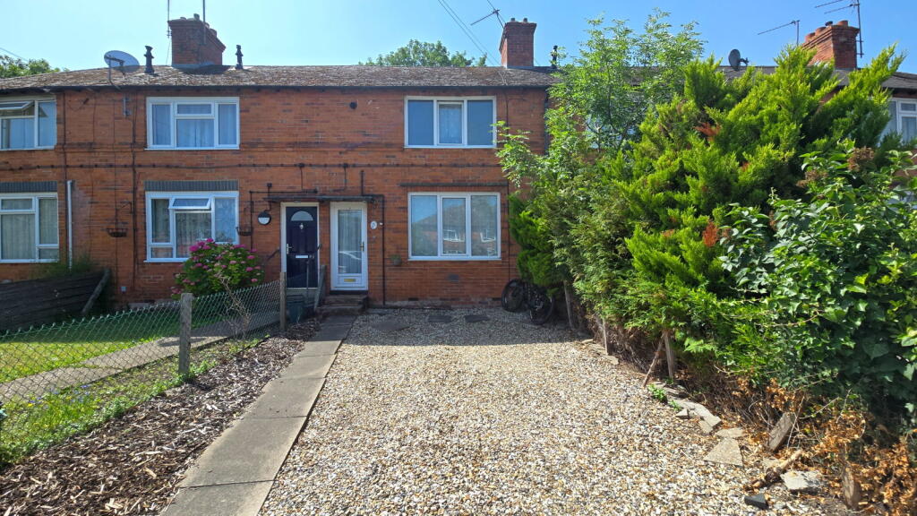 2-bed terraced on St. Michaels Road, Newbury, RG14 5PT, £275,000