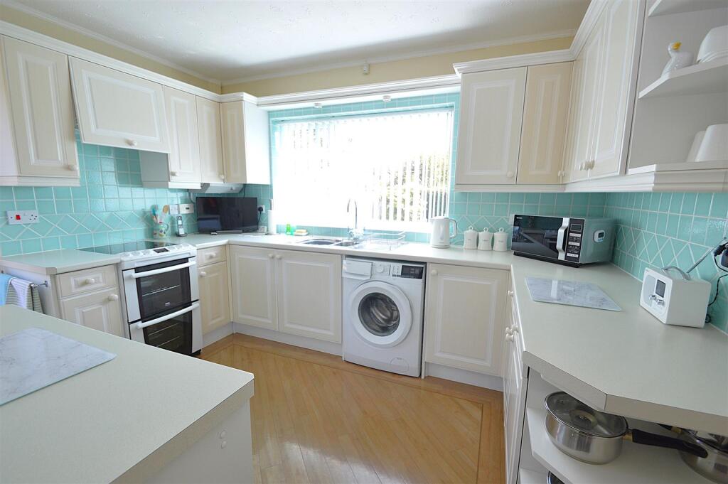 Eastbury Avenue, Rochford photo 4